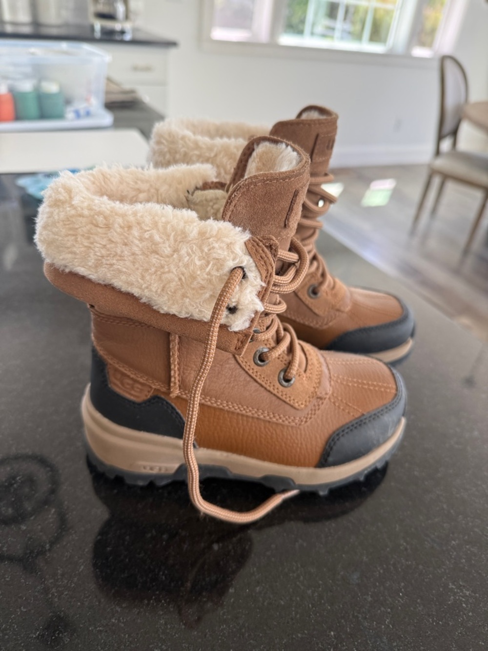 Girls UGG Adirondack Boots - Picture 5 of 10